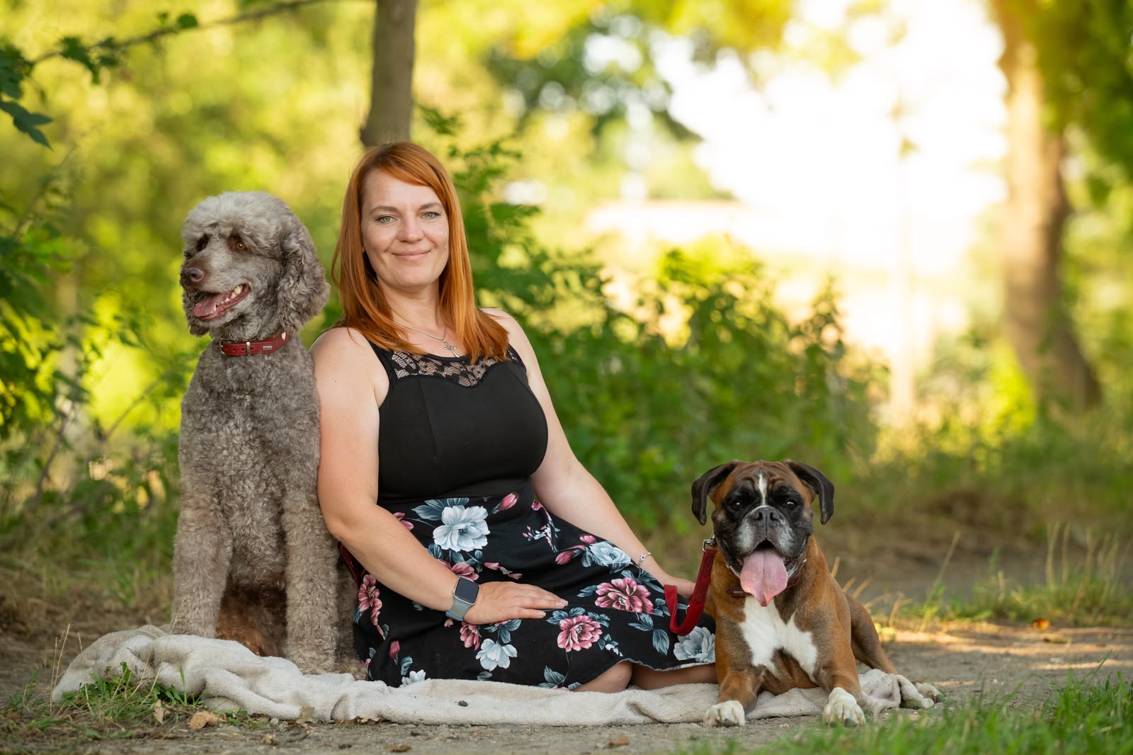 Juliane Lochmann-Oriwol mit ihren Hunden im Grünen